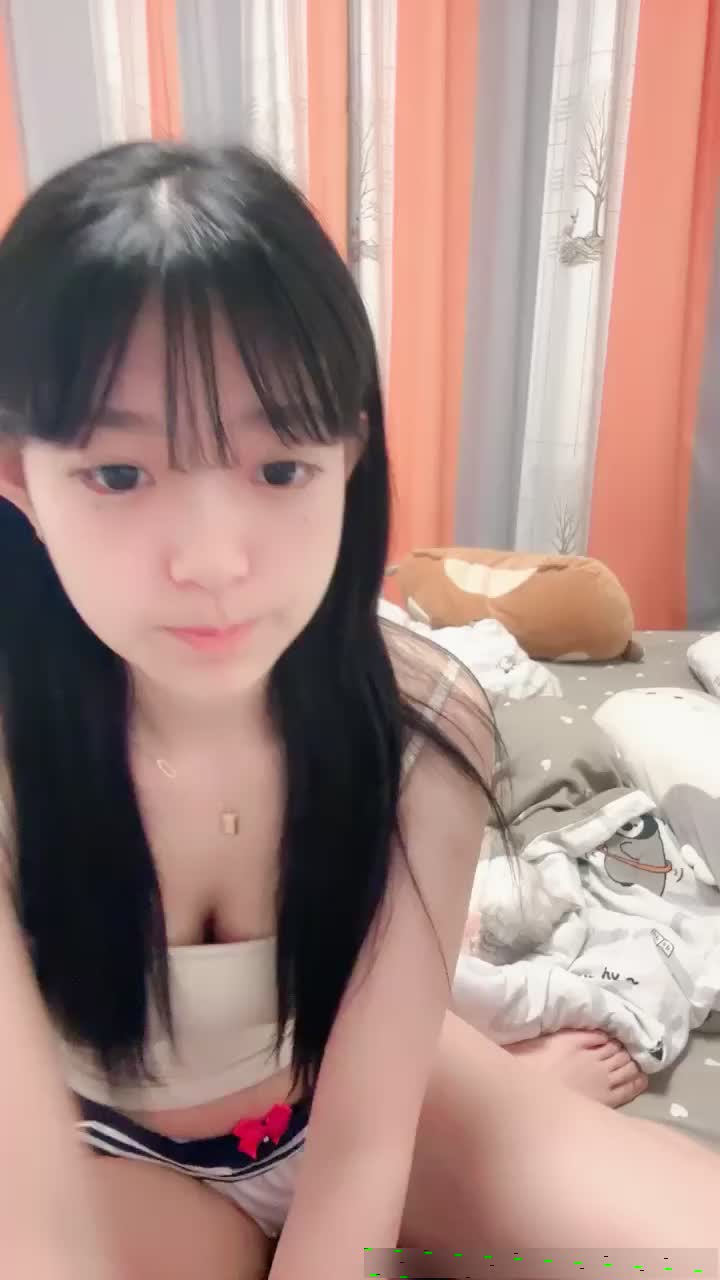 清纯尤物美少女！外表呆萌卡哇伊！hallokiti内裤，小尺度露穴，穿上吊带黑丝袜，掰穴特写超粉嫩 