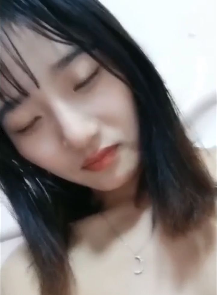 ❤️❤️良家小女友，甜美性格活泼，细腰丝袜美腿，埋头舔屌，多毛骚逼，第一视角抽插，有点羞涩捂住脸