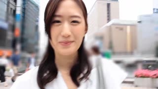 在雨停的車站前我們遇見了一生都不會忘記的人妻。 吉田楓 30歲 AV DEBUT